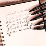 Tűfilc készlet - UNI PIN Manga Shonen 5 db-os készlet - fekete 0.05, 0.3, 0.8, 1.2 és ecsetfilc