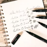 Tűfilc készlet - UNI PIN Sketching 5 db-os - fekete  0.4, 0.9, 1.2 plusz ecsetfilc és extra vékony ecsetfilc